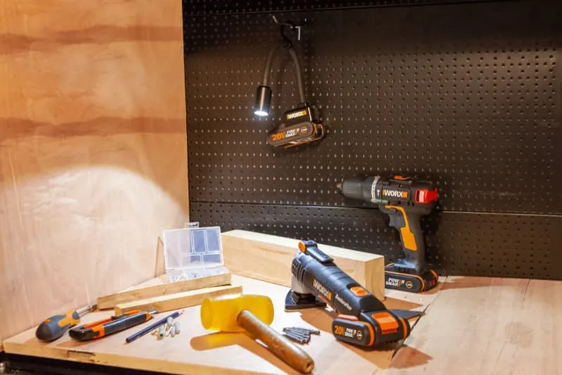 Гибкий фонарь WORX WX028 20V 300лм аккумуляторный — детальное фото